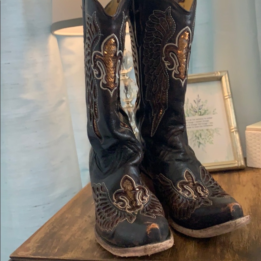 Pointy toe cowgirl boots